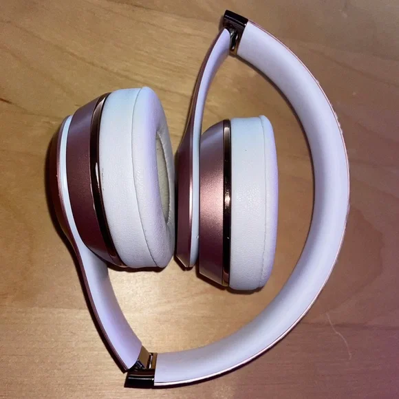 Beats solo 3s (rose gold)